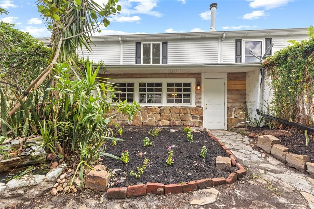 合同活跃: $219,900 (2 贝兹, 1 浴室, 1200 平方英尺)