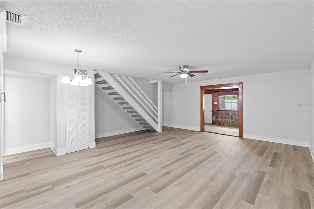 合同活跃: $219,900 (2 贝兹, 1 浴室, 1200 平方英尺)