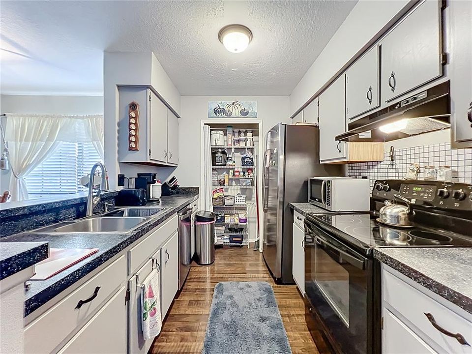 For Sale: $169,900 (3 beds, 2 baths, 1078 Square Feet)