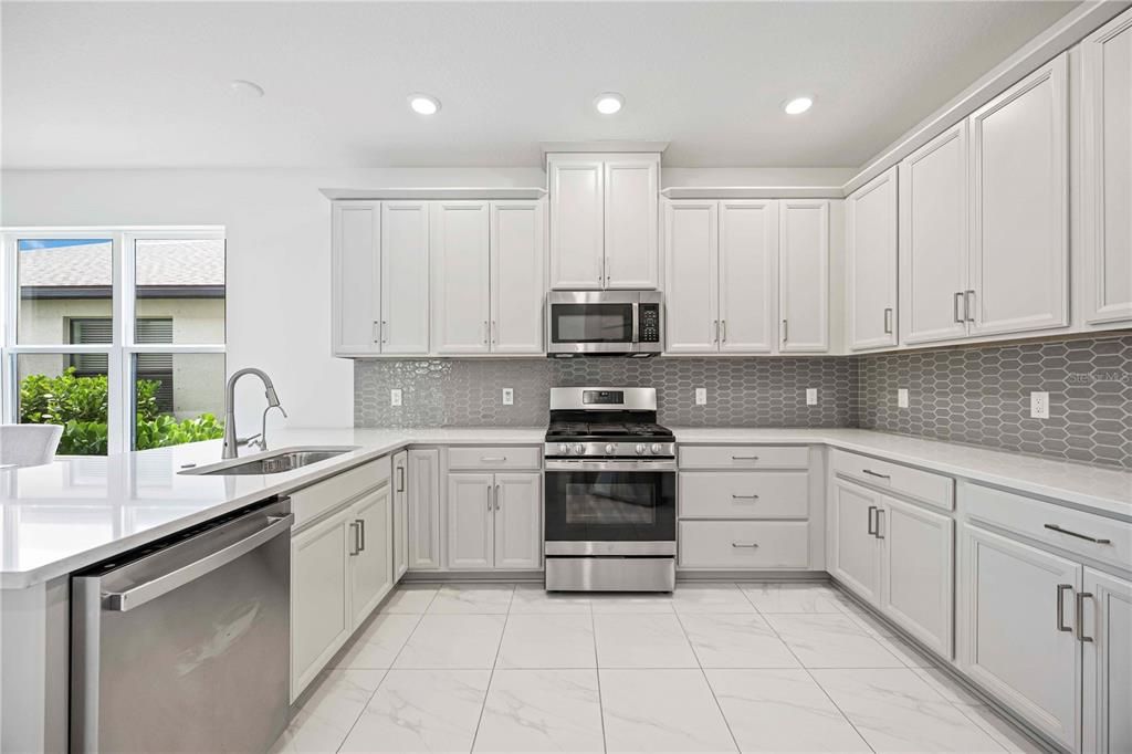 Active With Contract: $610,000 (4 beds, 3 baths, 2931 Square Feet)