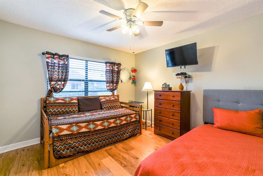 На продажу: $199,999 (2 спален, 2 ванн, 1579 Квадратных фут)