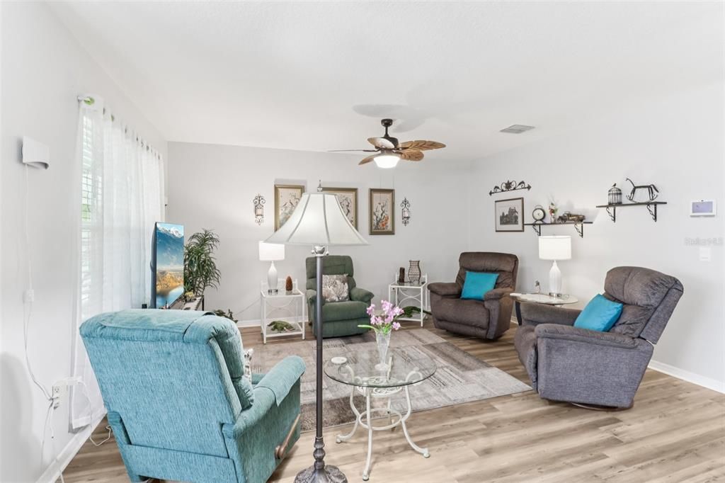 For Sale: $357,900 (3 beds, 2 baths, 1672 Square Feet)