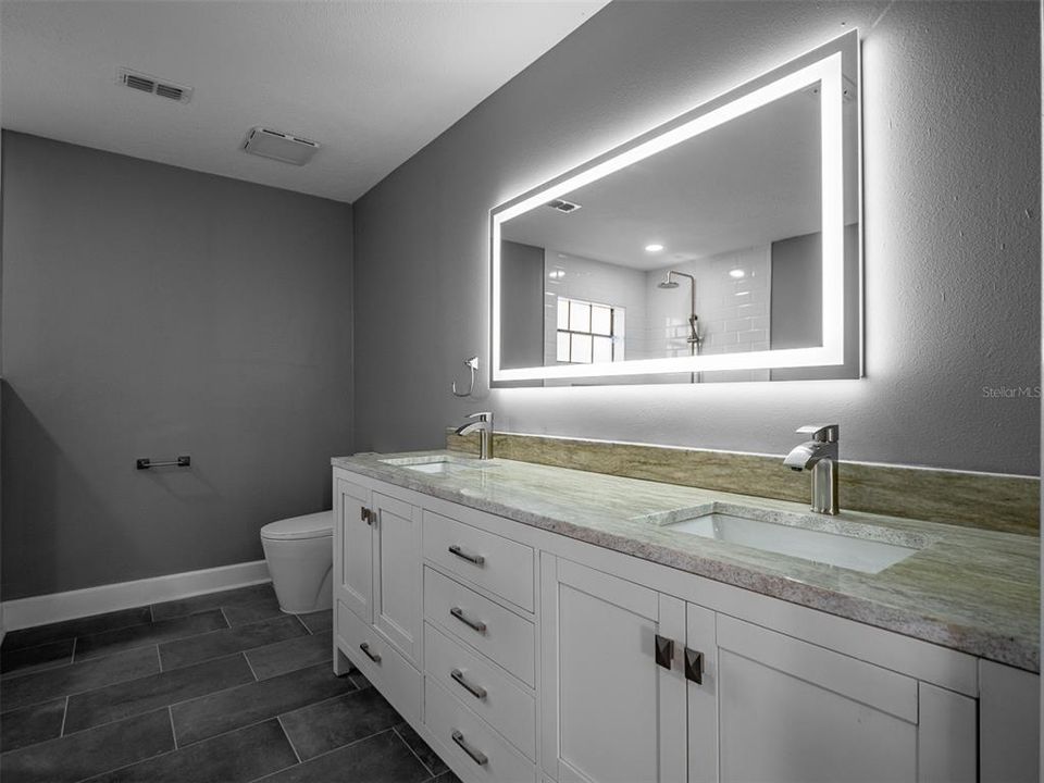 合同活跃: $5,000 (4 贝兹, 2 浴室, 2704 平方英尺)