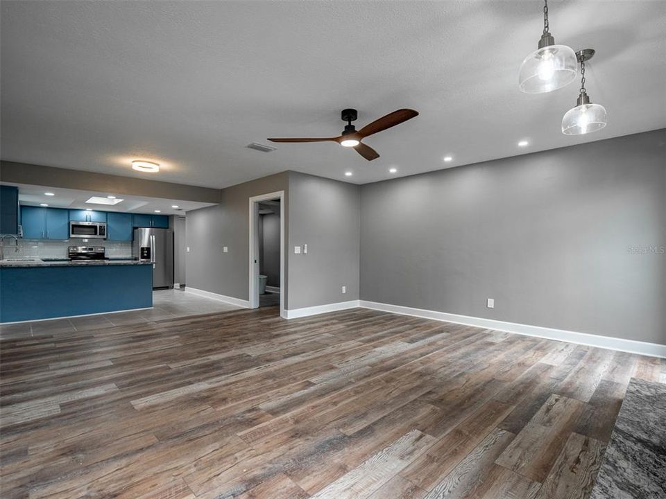 合同活跃: $5,000 (4 贝兹, 2 浴室, 2704 平方英尺)