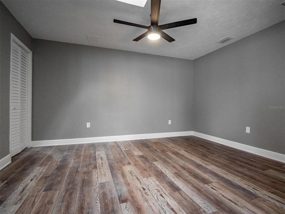 合同活跃: $5,000 (4 贝兹, 2 浴室, 2704 平方英尺)