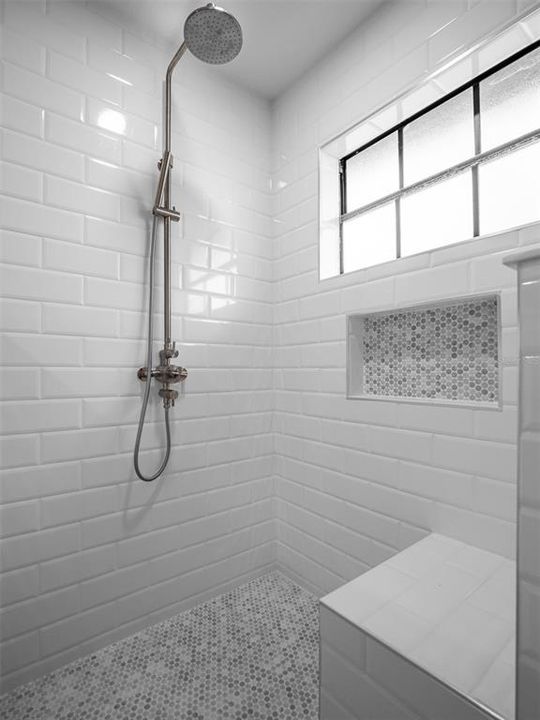 合同活跃: $5,000 (4 贝兹, 2 浴室, 2704 平方英尺)