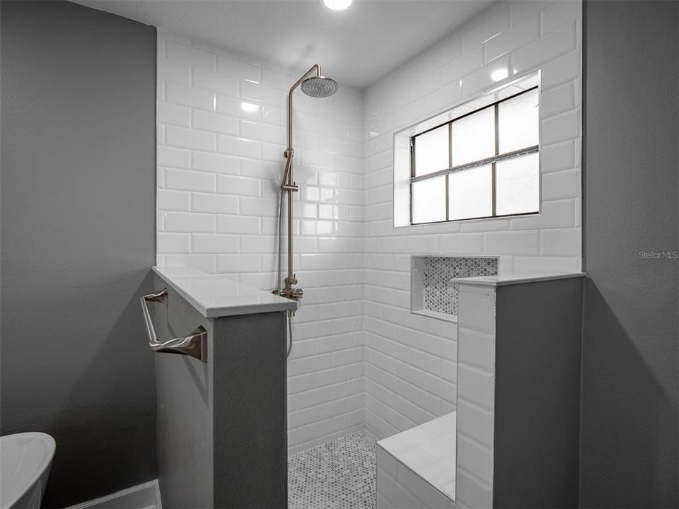 合同活跃: $5,000 (4 贝兹, 2 浴室, 2704 平方英尺)