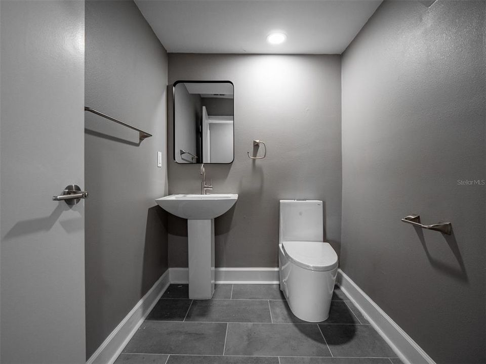 合同活跃: $5,000 (4 贝兹, 2 浴室, 2704 平方英尺)