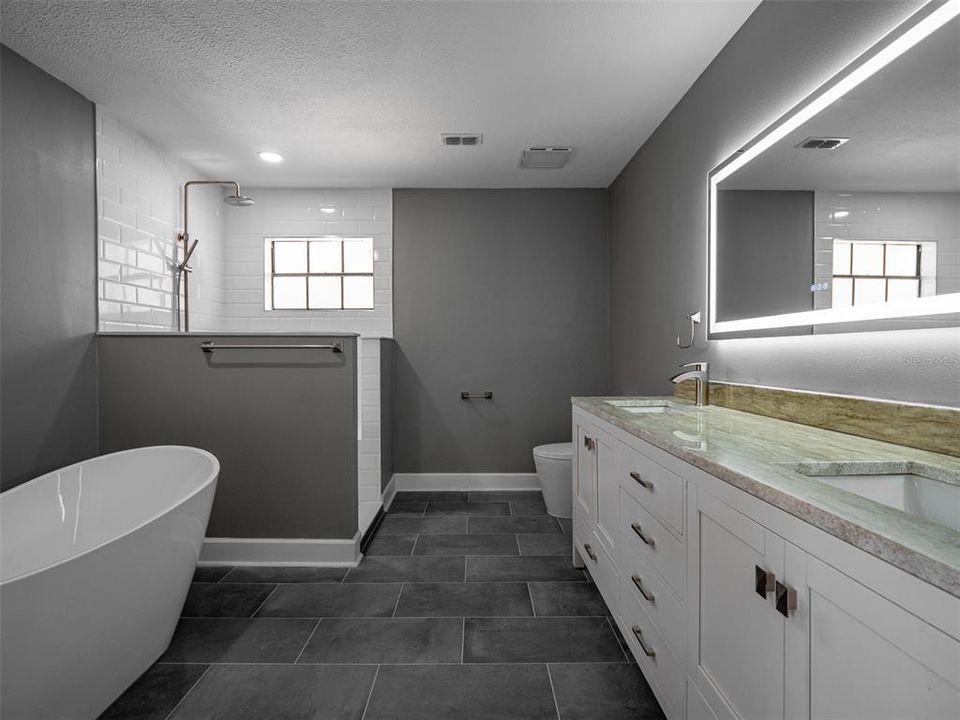 合同活跃: $5,000 (4 贝兹, 2 浴室, 2704 平方英尺)