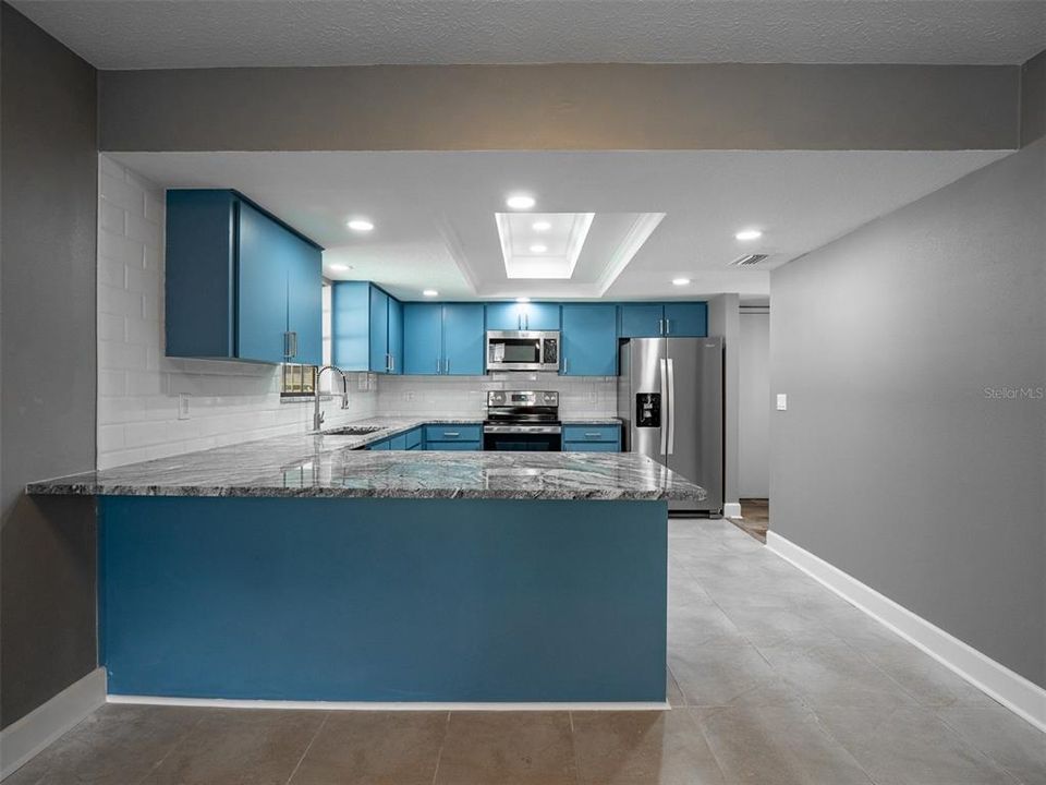 合同活跃: $5,000 (4 贝兹, 2 浴室, 2704 平方英尺)