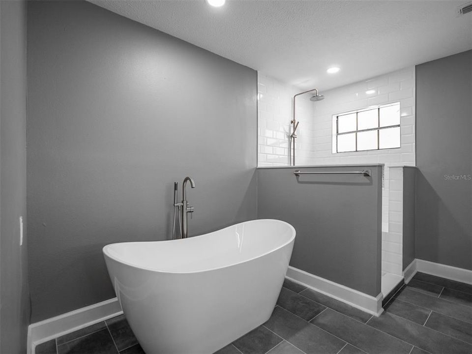 合同活跃: $5,000 (4 贝兹, 2 浴室, 2704 平方英尺)