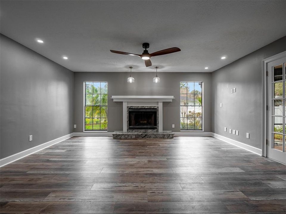 合同活跃: $5,000 (4 贝兹, 2 浴室, 2704 平方英尺)