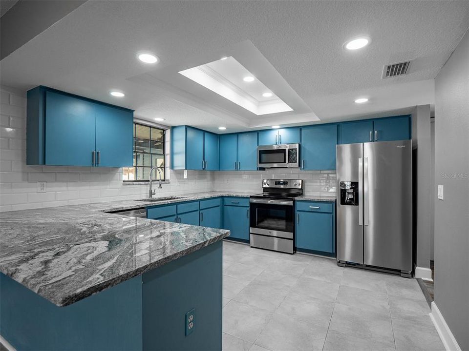 合同活跃: $5,000 (4 贝兹, 2 浴室, 2704 平方英尺)