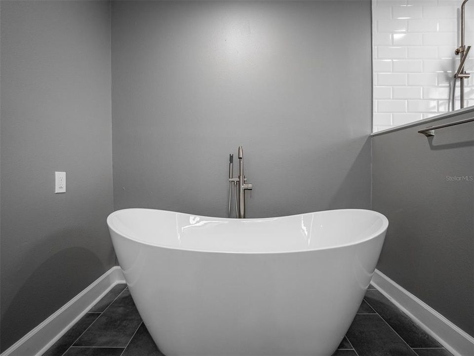 合同活跃: $5,000 (4 贝兹, 2 浴室, 2704 平方英尺)