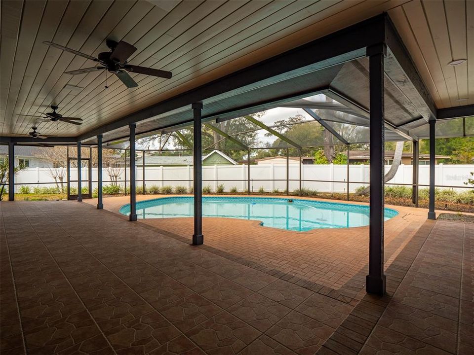 合同活跃: $5,000 (4 贝兹, 2 浴室, 2704 平方英尺)