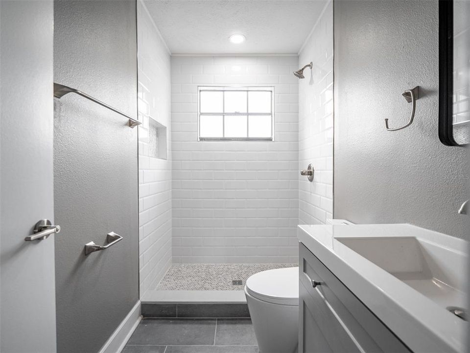 合同活跃: $5,000 (4 贝兹, 2 浴室, 2704 平方英尺)