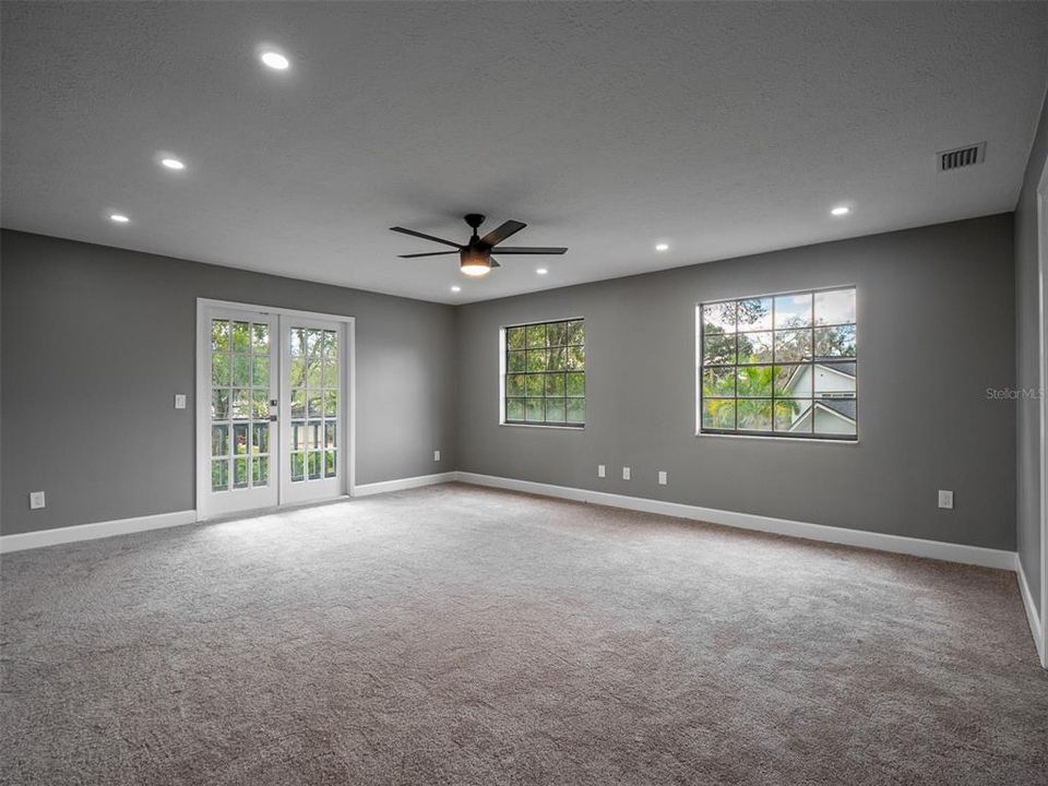 合同活跃: $5,000 (4 贝兹, 2 浴室, 2704 平方英尺)