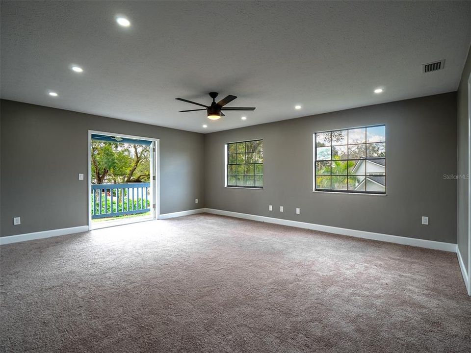 合同活跃: $5,000 (4 贝兹, 2 浴室, 2704 平方英尺)