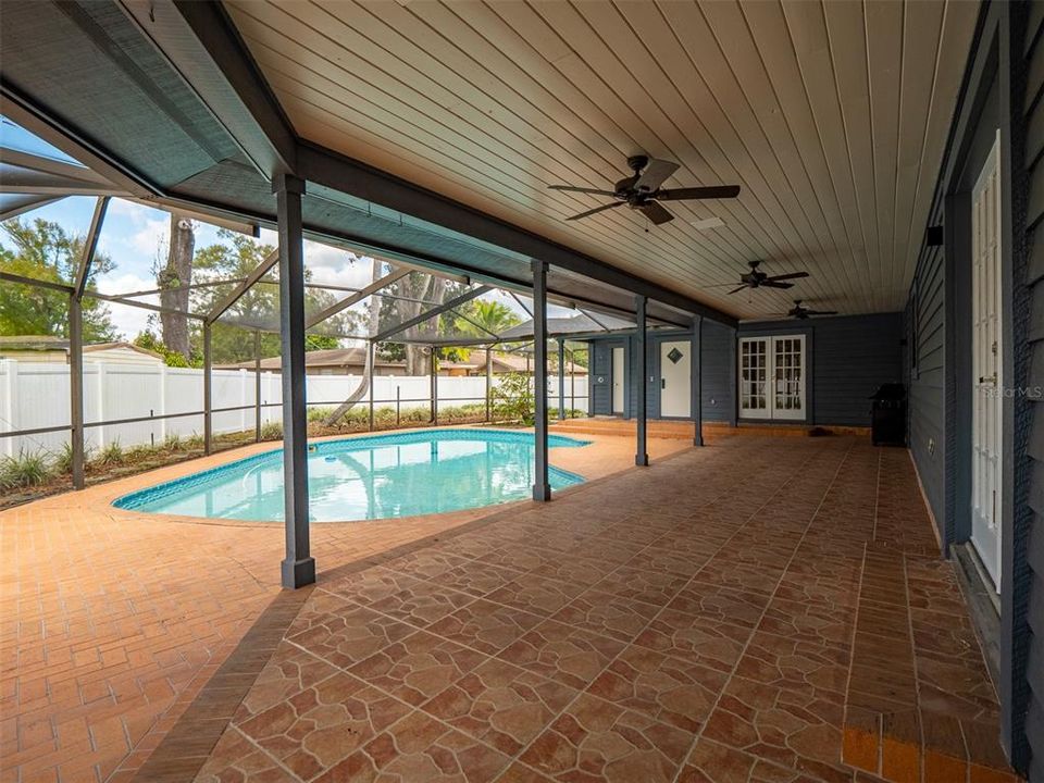 合同活跃: $5,000 (4 贝兹, 2 浴室, 2704 平方英尺)