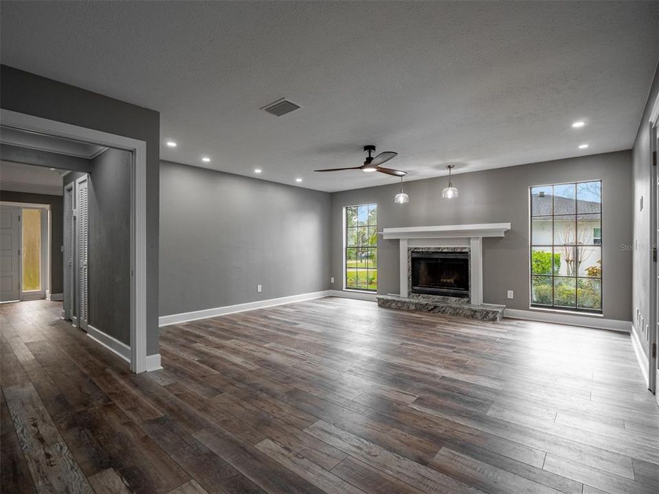 合同活跃: $5,000 (4 贝兹, 2 浴室, 2704 平方英尺)