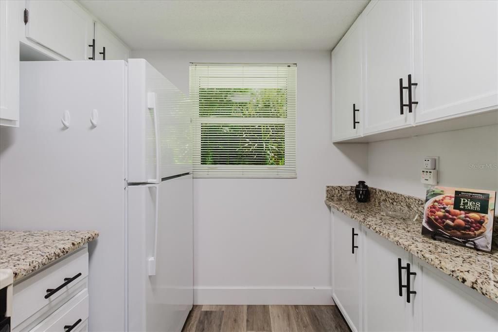 Active With Contract: $185,000 (2 beds, 1 baths, 930 Square Feet)