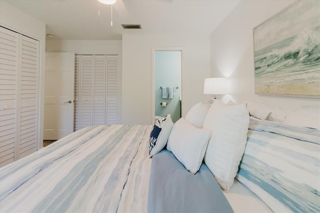 Active With Contract: $185,000 (2 beds, 1 baths, 930 Square Feet)
