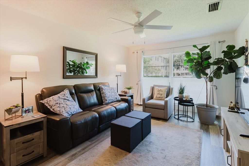 Active With Contract: $185,000 (2 beds, 1 baths, 930 Square Feet)
