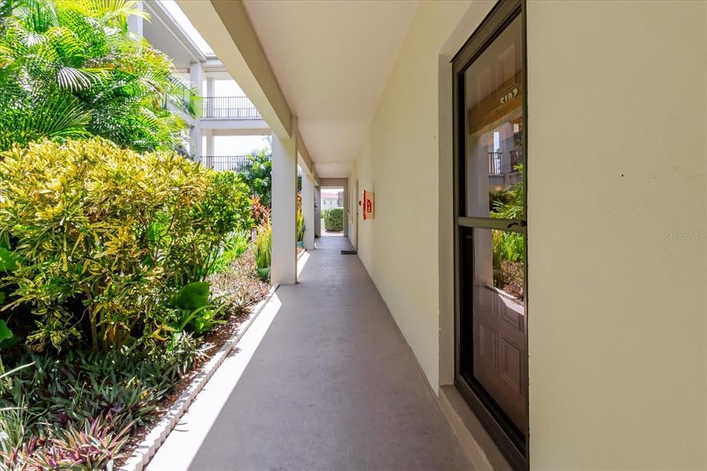 Active With Contract: $185,000 (2 beds, 1 baths, 930 Square Feet)