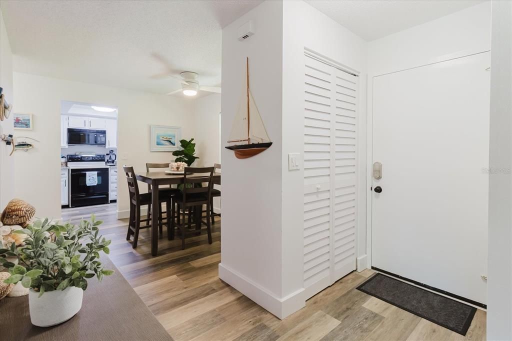 Active With Contract: $185,000 (2 beds, 1 baths, 930 Square Feet)