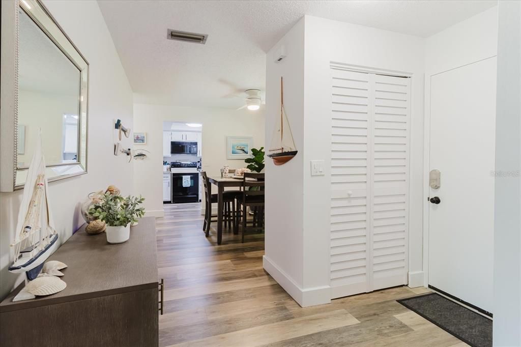 Active With Contract: $185,000 (2 beds, 1 baths, 930 Square Feet)