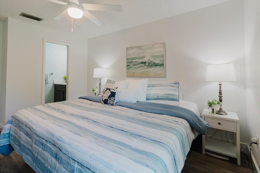 Active With Contract: $185,000 (2 beds, 1 baths, 930 Square Feet)