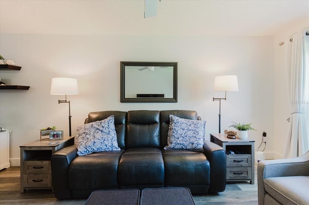 Active With Contract: $185,000 (2 beds, 1 baths, 930 Square Feet)