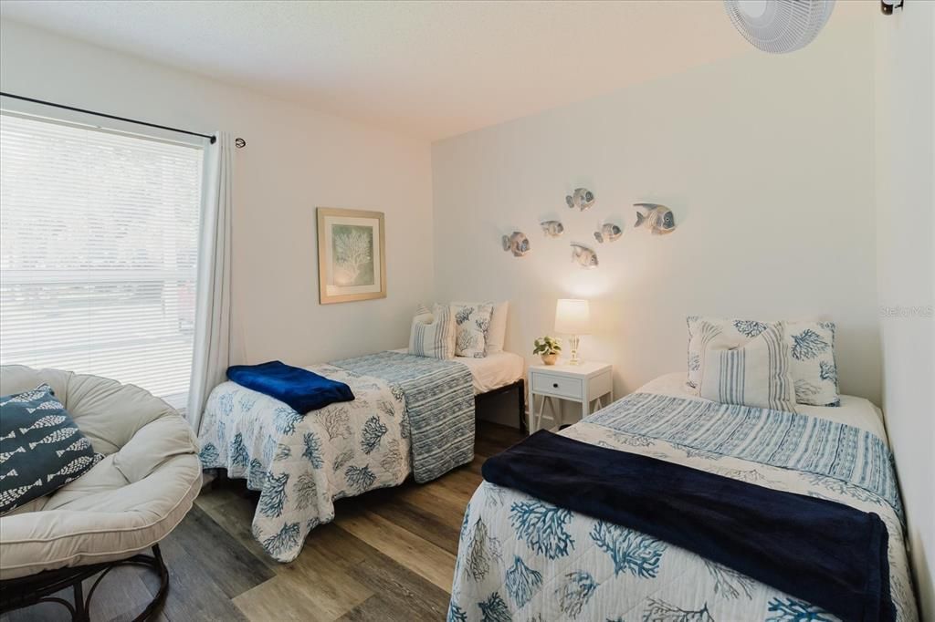 Active With Contract: $185,000 (2 beds, 1 baths, 930 Square Feet)