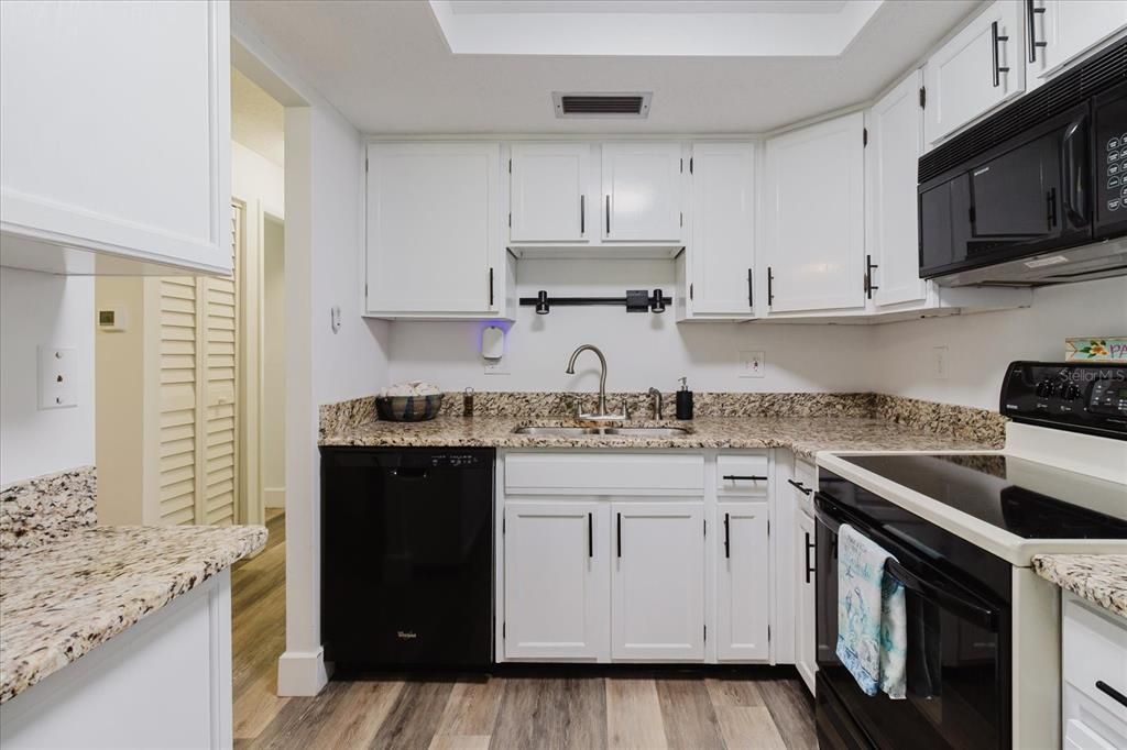 Active With Contract: $185,000 (2 beds, 1 baths, 930 Square Feet)