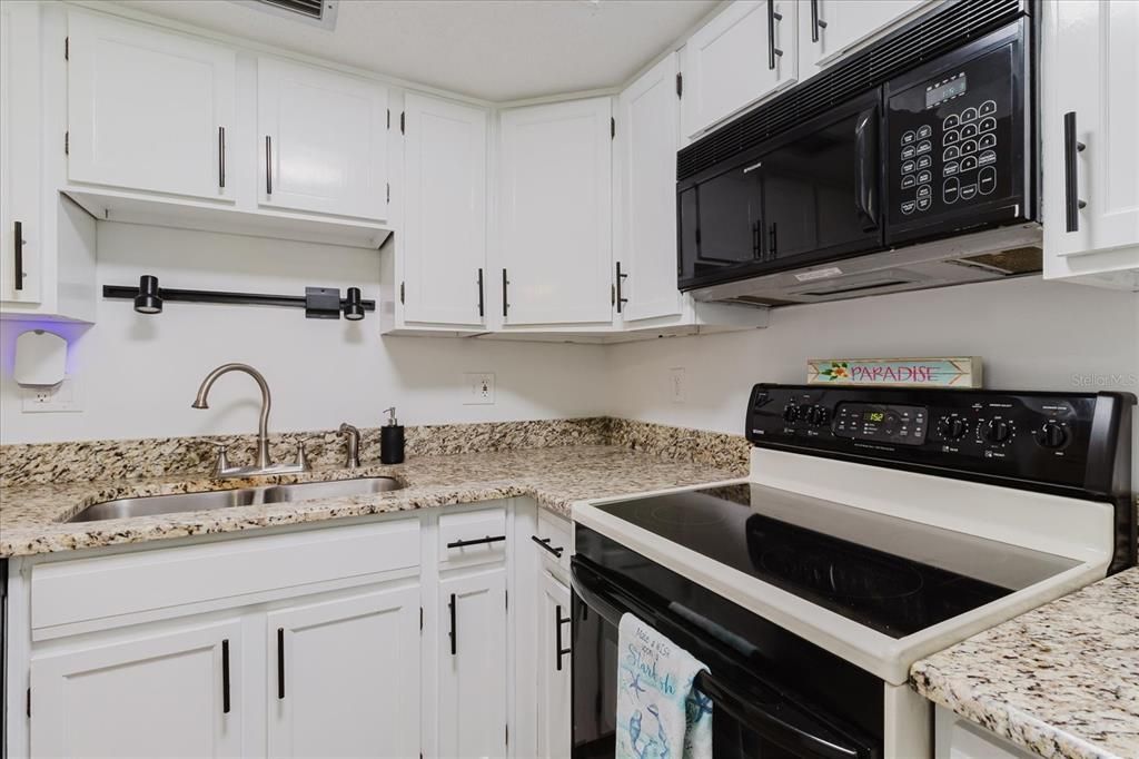 Active With Contract: $185,000 (2 beds, 1 baths, 930 Square Feet)