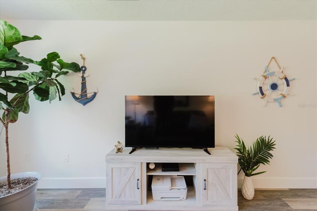 Active With Contract: $185,000 (2 beds, 1 baths, 930 Square Feet)