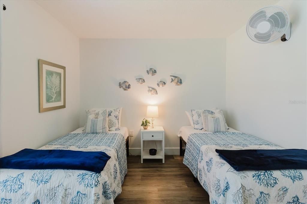 Active With Contract: $185,000 (2 beds, 1 baths, 930 Square Feet)