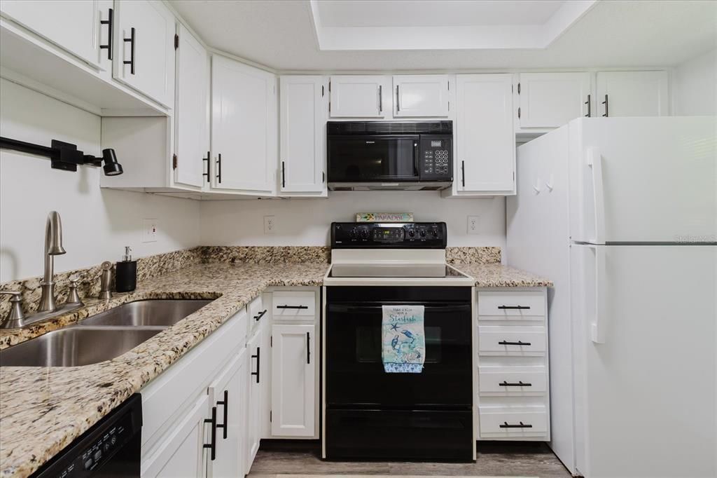 Active With Contract: $185,000 (2 beds, 1 baths, 930 Square Feet)