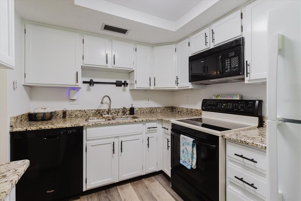 Active With Contract: $185,000 (2 beds, 1 baths, 930 Square Feet)