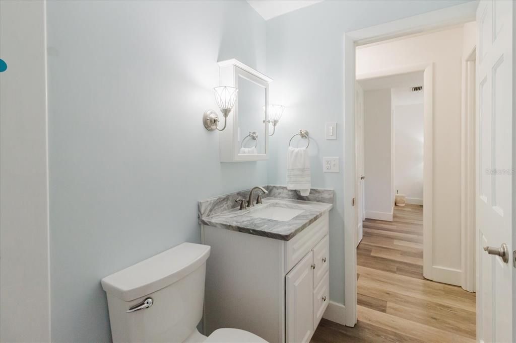 Active With Contract: $185,000 (2 beds, 1 baths, 930 Square Feet)