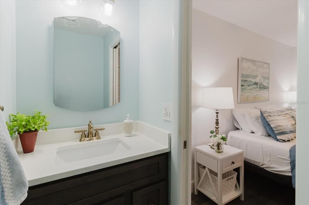 Active With Contract: $185,000 (2 beds, 1 baths, 930 Square Feet)