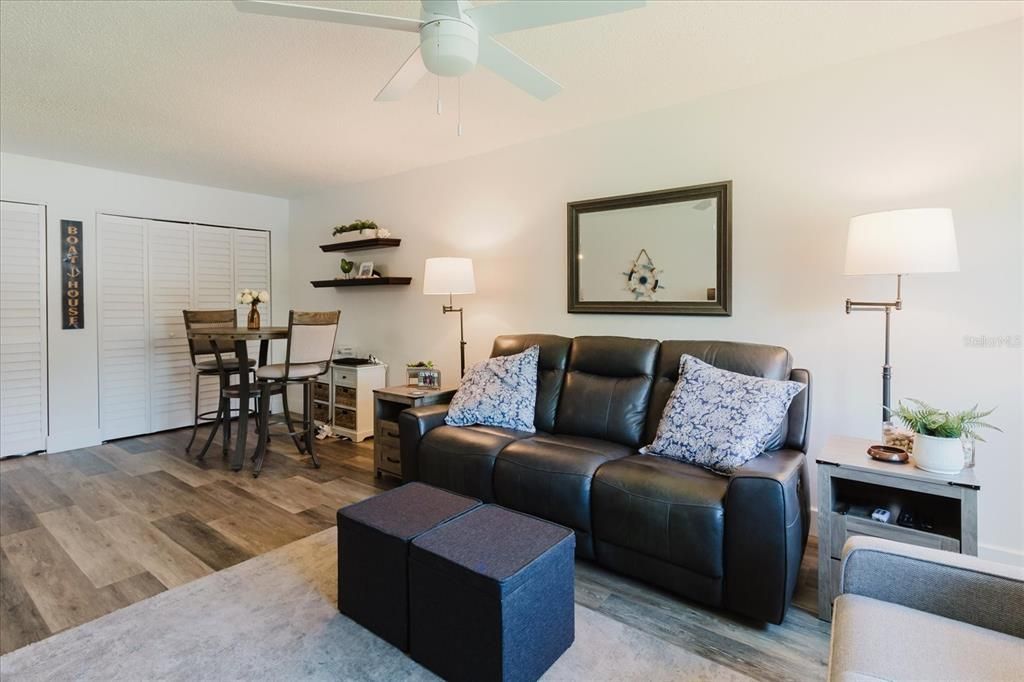 Active With Contract: $185,000 (2 beds, 1 baths, 930 Square Feet)