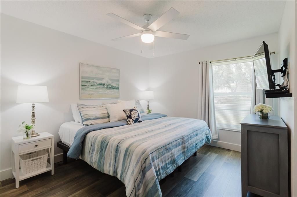 Active With Contract: $185,000 (2 beds, 1 baths, 930 Square Feet)