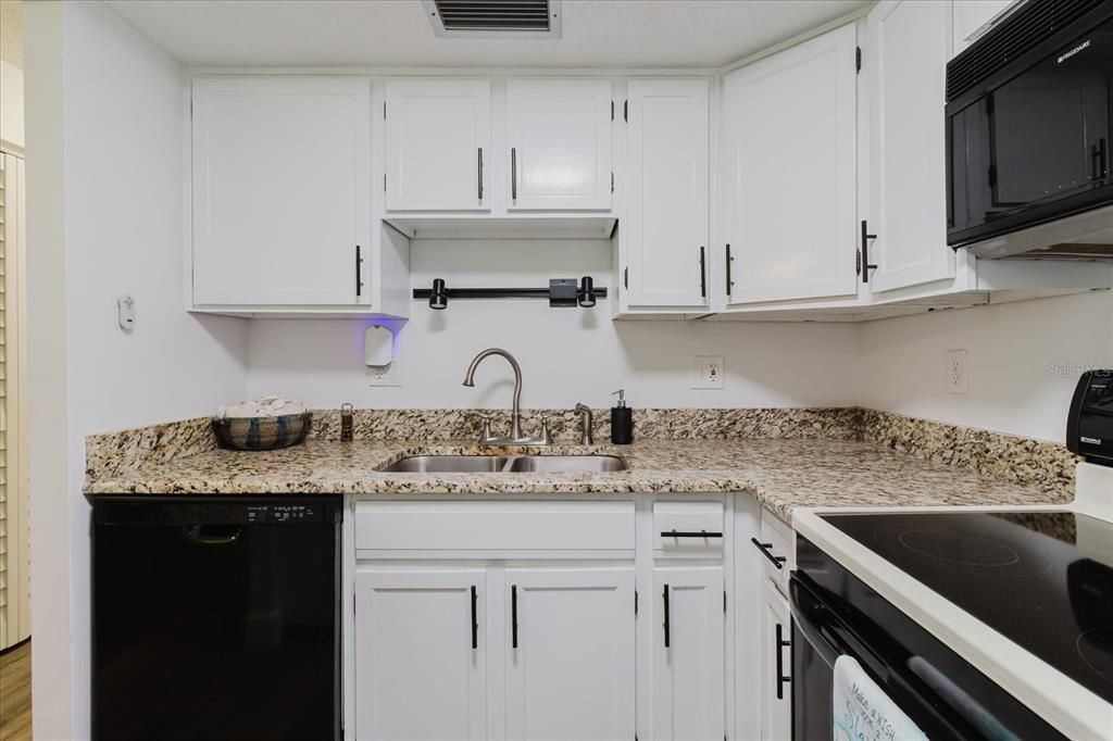 Active With Contract: $185,000 (2 beds, 1 baths, 930 Square Feet)