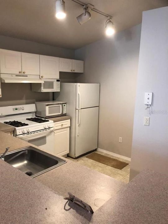 Под контрактом: $1,200 (1 спален, 1 ванн, 890 Квадратных фут)