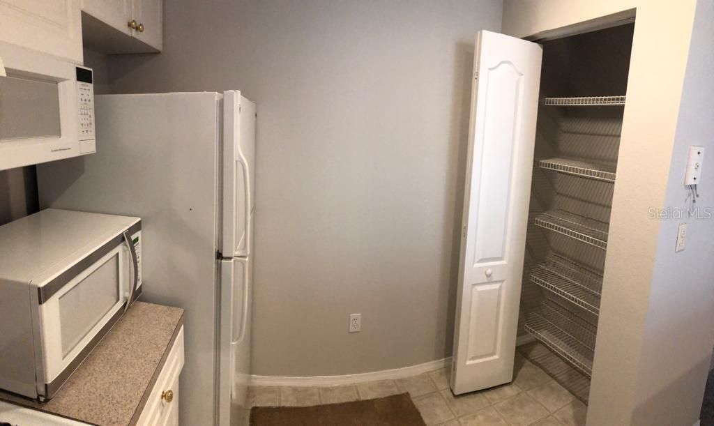 Под контрактом: $1,200 (1 спален, 1 ванн, 890 Квадратных фут)