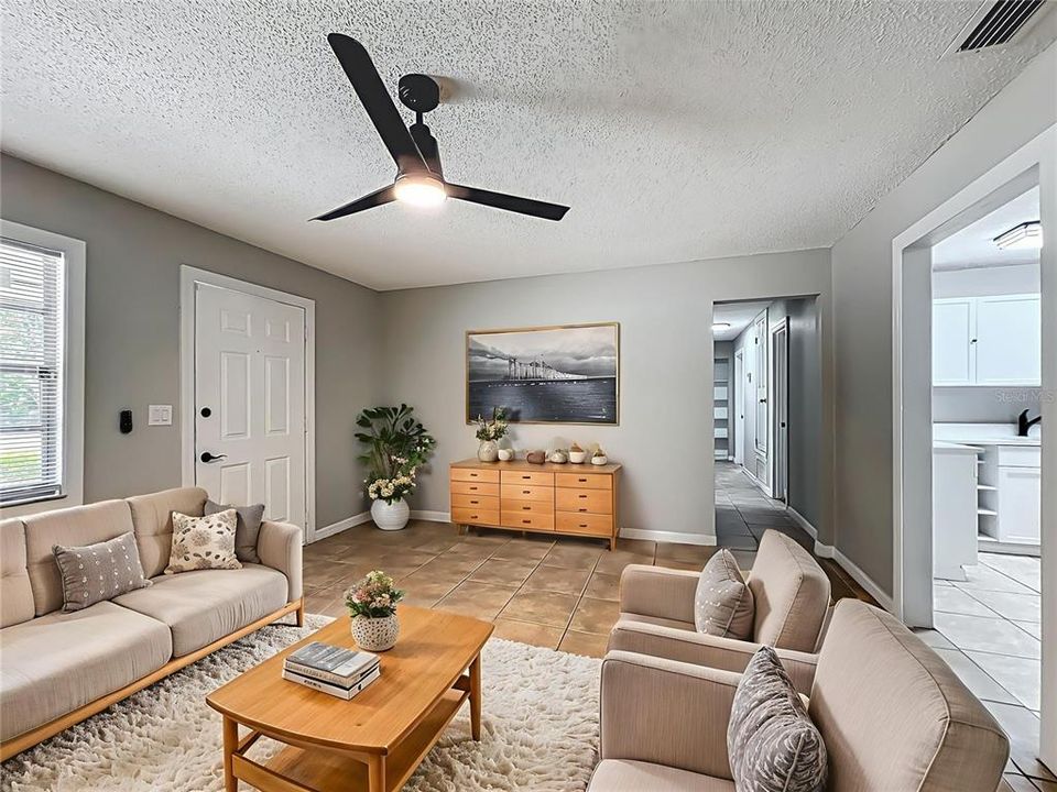 合同活跃: $189,500 (3 贝兹, 2 浴室, 1404 平方英尺)