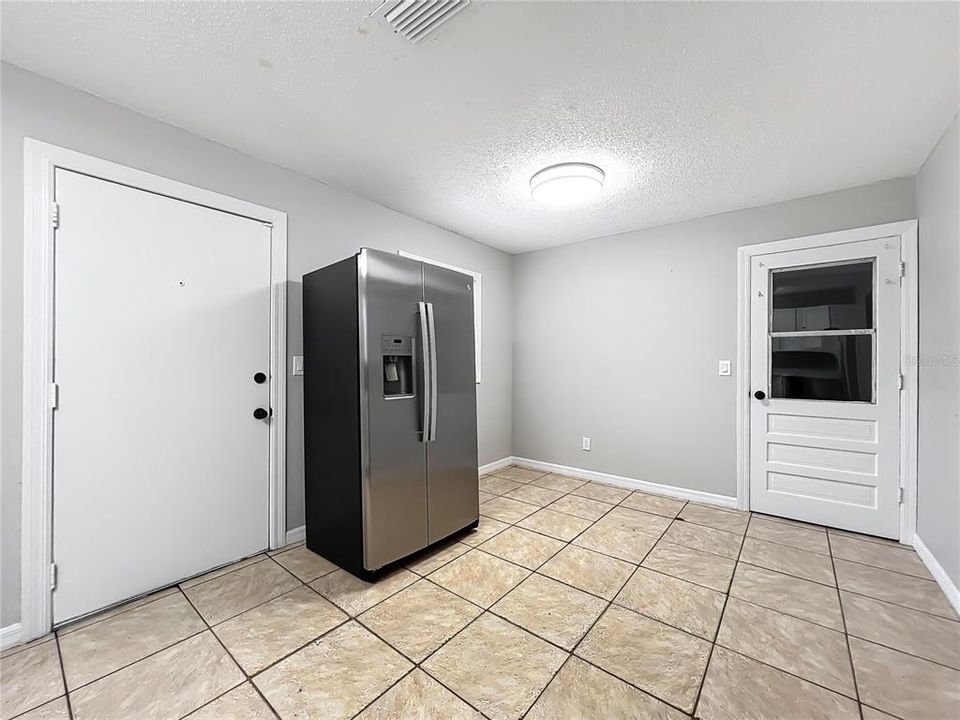 合同活跃: $189,500 (3 贝兹, 2 浴室, 1404 平方英尺)