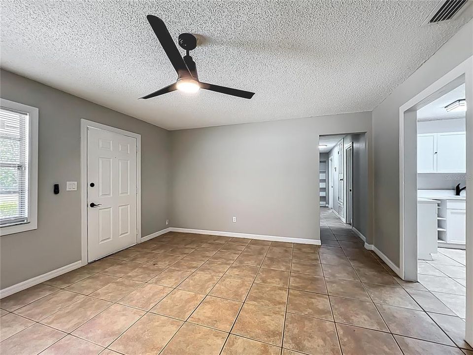 合同活跃: $189,500 (3 贝兹, 2 浴室, 1404 平方英尺)