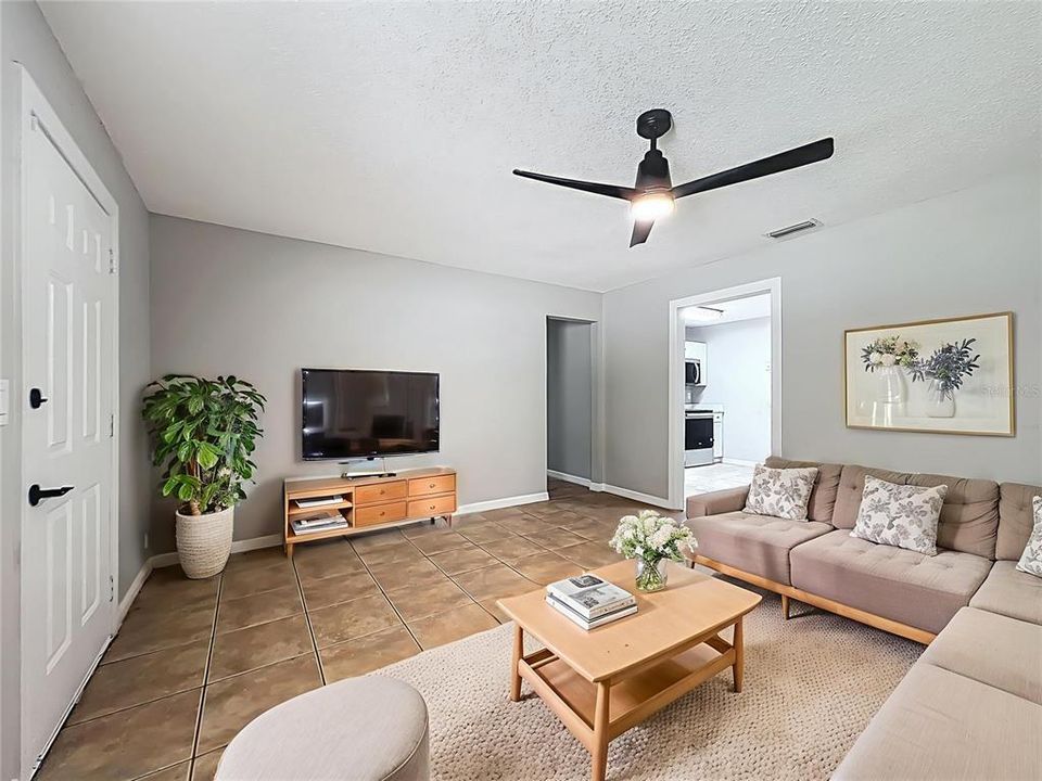 合同活跃: $189,500 (3 贝兹, 2 浴室, 1404 平方英尺)